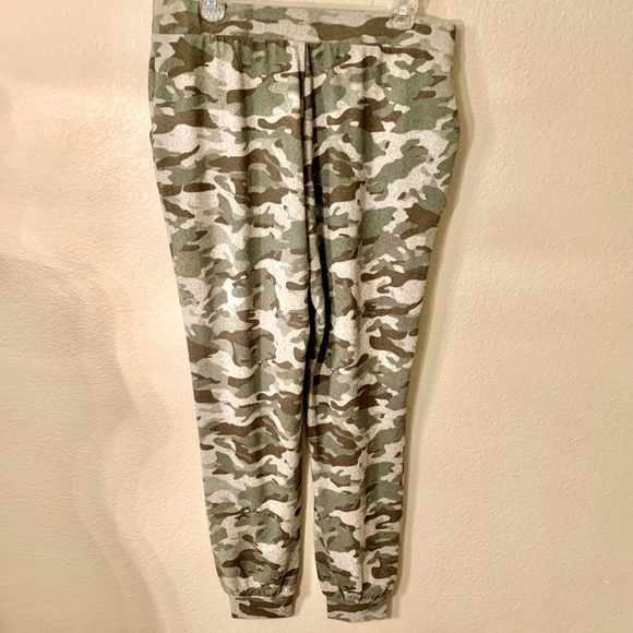 NWT Joggers BeachLunchLounge Small Natural Camo Camoflauge Samantha Cozy - Picture 1 of 14